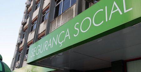 Apoio aos pais com filhos em casa alargado a trabalhadores domésticos