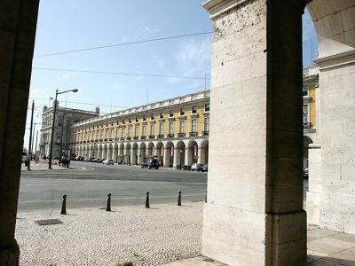 Governo em gestão assegura “tachos” para uma centena de “boys”