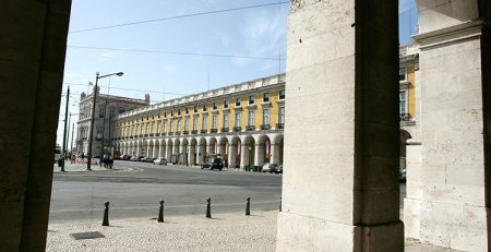 Governo em gestão assegura “tachos” para uma centena de “boys”