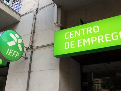 Inscritos nos centros de emprego recua para mínimos de há 16 anos