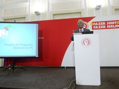 Não importa que não haja aulas. Tem é que haver exames.