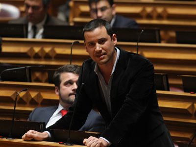 Parlamento aprova reposição salarial na função pública e redução da sobretaxa