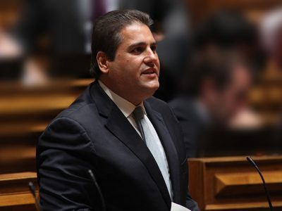 Governo atropela o interesse público