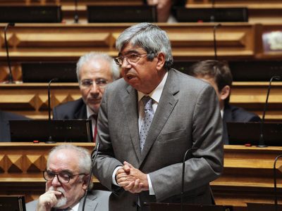 O país definha e o Governo comemora