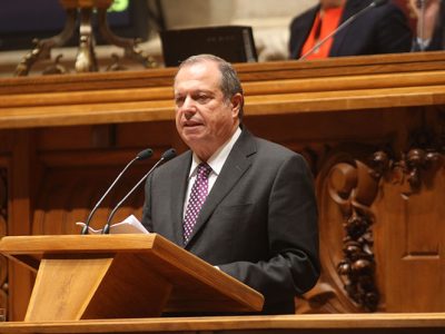 Portugal não só deve como pode mudar de Governo