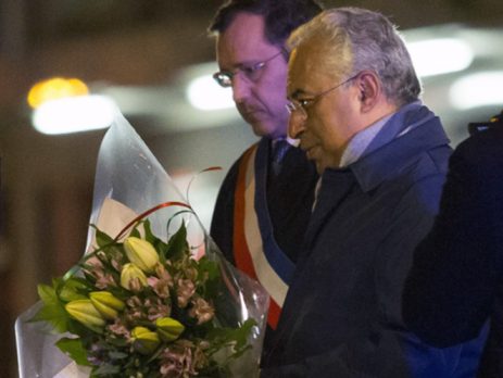António Costa homenageia vítimas em Paris