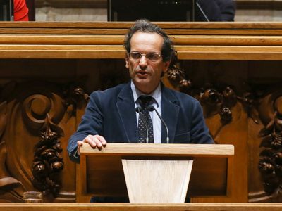 Problema da dívida requer estratégia nacional e europeia