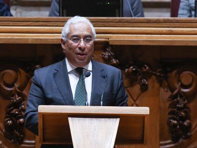 Primeiro-ministro leva modernização do Estado ao debate quinzenal
