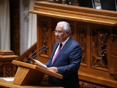 Governo vai admitir mais profissionais para o SNS e ensino público