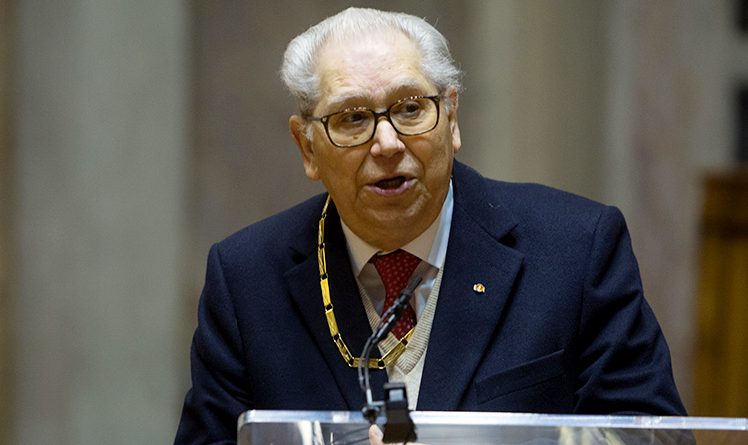 António Arnaut distinguido com prémio honorário do Ministério da Saúde