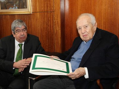 Mário Soares distinguido como primeiro deputado honorário