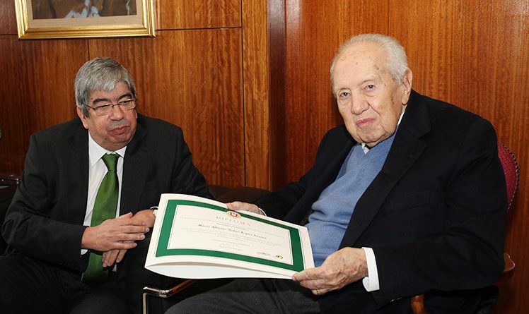 Mário Soares distinguido como primeiro deputado honorário