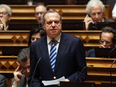 Parlamento aprova voto de condenação a eventuais sanções a Portugal