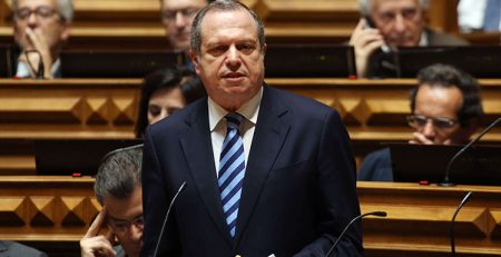 Parlamento aprova voto de condenação a eventuais sanções a Portugal
