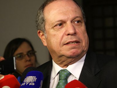 César diz que é penosa a forma como Passos se arrasta pela política