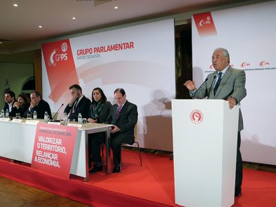 Concretizar a descentralização com reforço de meios e competências para o poder local