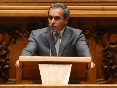 PS sublinha descida da carga fiscal e do preço dos combustíveis em 2016