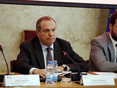 Carlos César justifica legislação para a banca com necessidade de prevenir venda agressiva