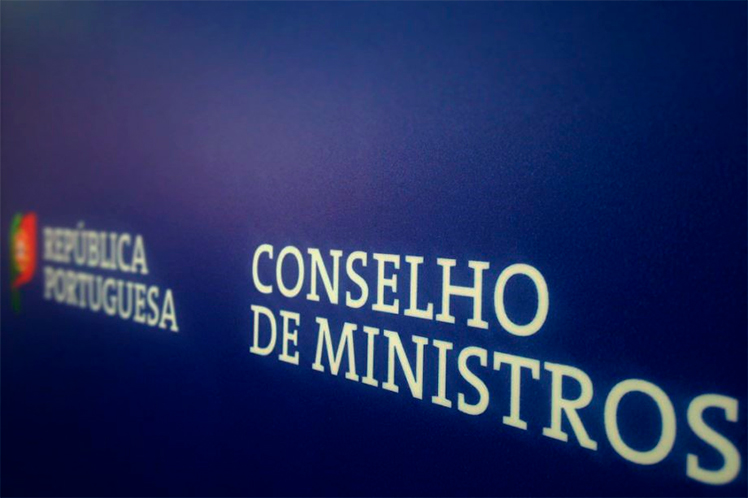O Conselho de Ministros aprovou hoje a proposta de lei que vai apresentar à Assembleia da República prevendo medidas de proteção aos cidadãos britânicos caso o Reino Unido formalize a saída da União Europeia sem acordo. As medidas já tinham sido anunciadas em Conselho de Ministros no passado dia 17 de janeiro e foram hoje aprovadas em proposta de lei a submeter ao parlamento, prevendo uma “lógica de reciprocidade” em relação aos portugueses a residir no Reino Unido. O diploma contém uma “cláusula de suspensão” caso o tratamento equivalente não se verifique, disse o ministro dos Negócios Estrangeiros, Augusto Santos Silva, em conferência de imprensa no final da reunião. Quanto aos direitos dos cidadãos portugueses no Reino Unido, Santos Silva frisou que o governo britânico “já fez” o que o governo português está agora a aprovar no sentido de garantir a proteção aos cidadãos após a saída da União Europeia. “Ficaríamos satisfeitos” se a proposta de lei não fosse necessária, o que significaria que o Reino Unido e a União Europeia teriam chegado a acordo até ao dia 29 de março. Contudo, a aprovação de medidas a nível nacional visam “evitar o caos”. Santos Silva destacou que os cidadãos têm até ao final de 2020 para regularizar a sua situação em Portugal, junto da embaixada, estimando que haja “uma boa dezena de milhar” que ainda não regularizou a sua situação em Portugal. O Conselho de Ministros aprovou a realização da despesa – sem divulgar qual o montante - para que o Serviço de Estrangeiros e Fronteiras para a compra de meios técnicos e a contratação de recursos humanos para o controlo de fronteiras e emissão de documentos. De acordo com o MNE, serão contratados mais 116 inspetores para o SEF. Das medidas contidas na proposta de lei, Santos Silva destacou o direito de residência, incluindo o direito de residência de permanente após cinco anos, e medidas que “protegem os estudantes” até ao final do ciclo de estudos, o reconhecimento da atividade profissional, o acesso ao serviço de saúde e a utilização e possibilidade de renovação da carta de condução. O ministro reiterou que a “grande preocupação” do governo português é o “impacto económico”, sublinhando as medidas de apoio aos empresários portugueses para se adaptarem à nova realidade e os programas para a promoção no Reino Unido do turismo em Portugal. De acordo com Santos Silva, a linha de crédito de 50 milhões de euros criada para apoiar as pequenas e médias empresas portuguesas “que estejam mais expostas às consequências do Brexit”, no montante de 50 milhões de euros”, pode ser “reforçada em função da procura”.