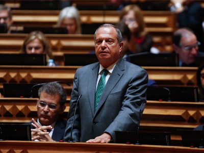 Carlos César defende percurso de exigência para que Estado não volte a falhar