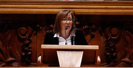 PS elogia Orçamento que “coloca no centro as pessoas”