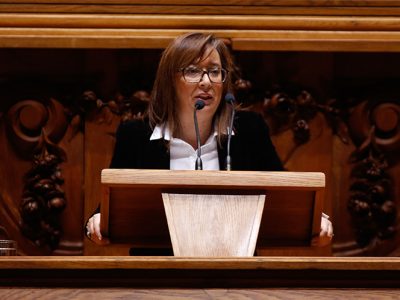 Executivo do PS quer leitura livre com recensão crítica por parte dos alunos