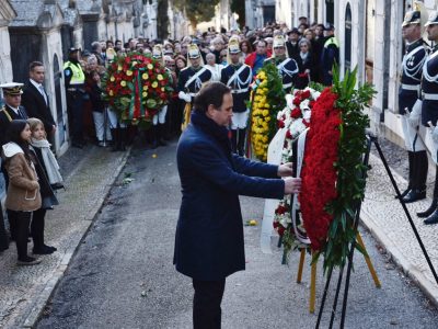 Medina assume compromisso de divulgar legado de Soares