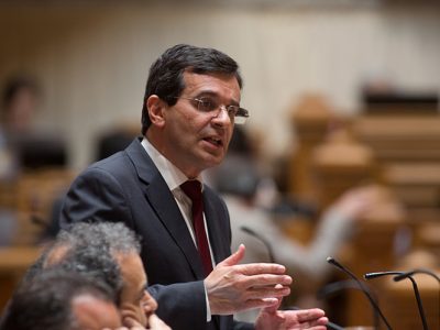 Governo abre mais 500 vagas para médicos especialistas no SNS