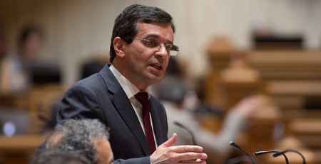 Governo abre mais 500 vagas para médicos especialistas no SNS
