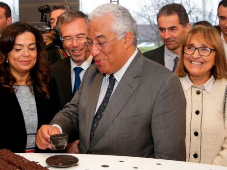 António Costa toma café em Matosinhos com carteira de créditos de carbono