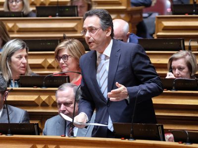 PS pede aos sindicatos que não deixem morrer negociações sobre recomposição da carreira docente
