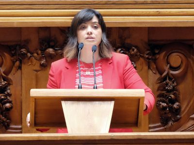 PSD “fingiu” que se preocupa com natalidade, acusa Carla Tavares