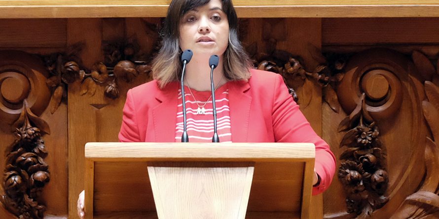 PSD “fingiu” que se preocupa com natalidade, acusa Carla Tavares