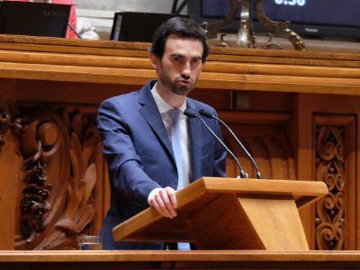 Enquanto a direita ria com soberba, o Governo trabalhava
