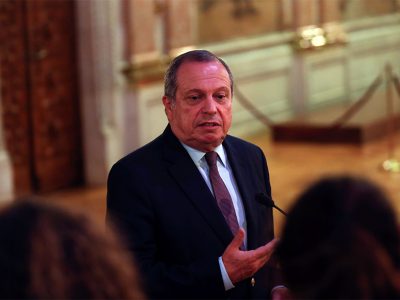 Carlos César pede “sentido de responsabilidade” na votação na especialidade