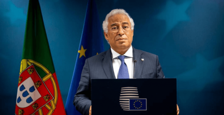 António Costa com bandeira portuguesa e da União Europeia
