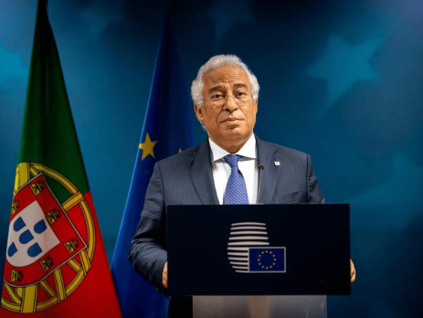 António Costa com bandeira portuguesa e da União Europeia