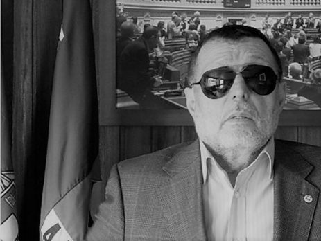 Foto de José Arruda em preto e branco