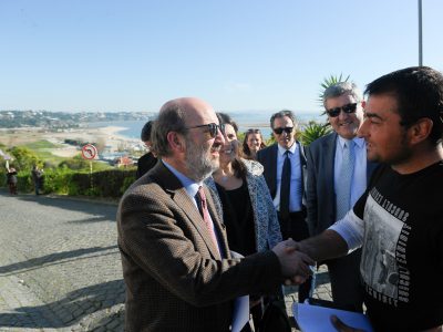 Ministro do Ambiente e Transição Energética, Matos Fernandes, cumprimenta cidadão à chegada para o lançamento do concurso para a dragagem