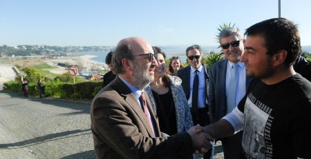 Ministro do Ambiente e Transição Energética, Matos Fernandes, cumprimenta cidadão à chegada para o lançamento do concurso para a dragagem