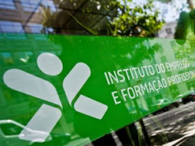 Taxa de desemprego cai para 6,6% em dezembro
