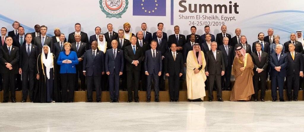 Foto de família dos Chefes de Estado ou de Governo na cimeira entre a União Europeia e a Liga árabe, Egito, 24 fevereiro 2019