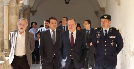 Visitas ao interior servem para fazer o papel que a oposição não faz