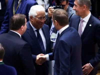 O primeiro-ministro, António Costa, considerou positiva a resposta “em duas modalidades” hoje acordada em Bruxelas pela União Europeia ao pedido de extensão do Artigo 50.º apresentado pelo Reino Unido, que evita um ‘Brexit’ desordenado já na próxima semana. No final do primeiro dia de trabalhos do Conselho Europeu, exclusivamente consagrado ao ‘Brexit’, António Costa disse que “era preciso encontrar uma solução” que, por um lado, prevenisse uma saída desordenada já na próxima sexta-feira, 29 de março, e, por outro, também evitasse uma indefinição no futuro que viesse a perturbar as eleições europeias e o funcionamento das instituições europeias. “Com a decisão que foi hoje tomada, creio que respondemos positivamente àquilo que era necessário responder”, disse, apontando que não foi atendido o pedido de prolongamento até 30 de junho apresentado por Londres, mas foi acordada uma “extensão em duas modalidades”: até dia 22 de maio de 2019 no pressuposto de que na próxima semana o parlamento britânico aprova o Acordo de Saída, ou uma extensão até 12 de abril se a Câmara dos Comuns voltar a chumbá-lo. Explicando as datas, Costa apontou que 22 de maio é a véspera do primeiro dia de votação para as eleições europeias – que decorrerá nos Estados-membros entre 23 e 26 de maio -, e era necessário que não houvesse quaisquer dúvidas legais, pelo que o Reino Unido ou decide participar, ou, caso não o queira fazer, “então que saia (da UE) antes do início da votação”. Relativamente a 12 de abril, trata-se da data limite para Londres decidir se participa ou não participa nas eleições, sendo que se o Reino Unido comunicar a intenção de participar nas mesmas, então a extensão agora concedida, no máximo, até 22 de maio, poderá ser prolongada. António Costa sublinhou ainda que “o Conselho Europeu reafirmou com toda a clareza que não está disponível para reabrir negociações sobre Acordo de Saída” e “não há plano B: ou é aprovado, ou é rejeitado”. Ao fim de cerca de oito horas de reunião, a UE rejeitou hoje em Bruxelas prolongar a data de consumação do ‘Brexit’ até 30 de junho, concordando antes com uma extensão até 22 de maio, se o Acordo de Saída for aprovado, ou 12 de abril, se for chumbado. “O Conselho Europeu concorda com uma extensão até 22 de maio de 2019, desde que o Acordo de Saída seja aprovado pela Câmara dos Comuns na próxima semana. Se o Acordo de Saída não for aprovado pela Câmara dos Comuns na próxima semana, o Conselho Europeu concorda com uma extensão até 12 de abril de 2019 e espera que o Reino Unido indique um caminho a seguir antes desta data, para ser considerada pelo Conselho Europeu”, lê-se no texto hoje aprovado pelos líderes da UE a 27. Paralelamente, o Conselho Europeu também aprovou os chamados «documentos de Estrasburgo», firmados entre Bruxelas e Londres em 11 de março, naquela cidade francesa. O primeiro é um "instrumento comum juridicamente vinculativo" relativo ao Acordo que reduz o risco de o Reino Unido ser retido deliberadamente na solução de último recurso [‘backstop’] da Irlanda do Norte indefinidamente e compromete o Reino Unido e a UE a trabalhar para substituir o ‘backstop' por disposições alternativas até dezembro de 2020. O outro documento é o complemento à Declaração Política, que estabelece compromissos do Reino Unido e da UE para acelerar a negociação e a entrada em vigor do seu futuro relacionamento.