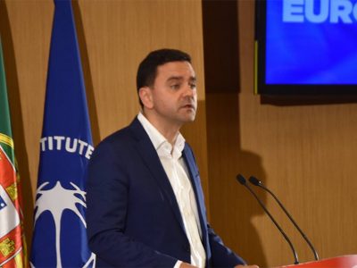 É preciso voltar a governar para as pessoas com um novo contrato social na Europa
