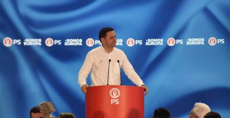 “Aqui está o partido da Europa e de Soares, do outro lado está o partido dos cortes e das sanções à direita”