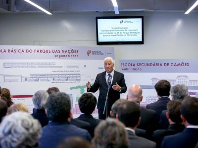 O primeiro-ministro, António Costa, defendeu hoje que Portugal não pode voltar a ter uma crise que “paralise o país longamente”, considerando que é necessário evitar “riscos de fazer mais” do que aquilo que é possível. António Costa presidiu à assinatura dos contratos de empreitada para a ampliação da Escola Básica do Parque das Nações e para a requalificação da Escola Secundária Camões, salientando que eram duas questões por resolver há muitos anos e que ficaram “paralisadas” quando o país esteve em crise. “Primeira grande lição que temos de tirar: nunca mais podemos ter uma nova crise que volte a paralisar o país longamente e a melhor forma de não voltarmos a ter uma crise é fazermos o que é necessário fazer sem correr os riscos de fazermos mais do que podemos fazer. Se fizermos com determinação e passo a passo, conseguimos fazer tudo o que é necessário”, defendeu. Por outro lado, o primeiro-ministro classificou como errada a ideia que diz ter-se criado após a crise, de que se tinha investido excessivamente em instalações escolares, o que provocou uma quebra de 84% nas verbas disponíveis para investimento nas escolas do anterior quadro comunitário (QREN) para o atual Portugal 2020. “Segunda lição: não só temos de evitar as crises, como não podemos deixar de, quando negociamos fundos comunitários, perceber que o investimento em equipamentos básicos continua a ser essencial para o futuro do país”, apontou. No caso do “liceu” Camões, António Costa congratulou-se por o contrato hoje assinado permitir iniciar as obras em breve e “concluir com as obras de grandes escolas históricas que tinham ficado paralisadas”, onde incluiu também as do Conservatório Nacional e da escola Alexandre Herculano no Porto. Já sobre a escola do Parque das Nações, que passará depois das obras a ter valências de segundo e terceiro ciclo, Costa recordou que já aqui tinha estado há nove anos, quando foi inaugurada como jardim de infância e escola de 1.º ciclo, então na qualidade de presidente da Câmara de Lisboa. “Ao contrário do que se diz, não é mau regressar onde se foi feliz”, gracejou. O primeiro-ministro lembrou que, já então, se falava no alargamento das valências da escola e recuou ainda mais no tempo para a altura em que, como ministro da Administração Interna, teve a tutela da Expo98, tendo constatado agora como chefe de Governo que havia problemas que se mantinham nesta zona de Lisboa. “Felizmente - deve ser por isso que me chamam otimista - tenho tido a sorte de, de cada vez que chego a uma nova função, ajudar a resolver um problema que tinha detetado na minha encarnação anterior e que continuava por resolver”, afirmou. “O maior desejo que tenho é não deixar muitos mais problemas destes para resolver para quem me suceda”, acrescentou. Antes, o ministro da Educação, Tiago Brandão Rodrigues, tinha deixado o convite a Costa para que fosse ele a inaugurar as obras de ampliação desta escola do Parque das Nações, que devem estar concluídas dentro de dois anos e meio, ou seja, bem para lá das legislativas de outubro. “Terei muito prazer, qualquer que seja a condição, de estar aqui na inauguração da Escola EB 2 3 para encerrar este ciclo”, respondeu, de forma prudente, o primeiro-ministro. Antes, o presidente da Câmara Municipal de Lisboa, Fernando Medina, referiu que, no início de maio, será aberto o concurso para a nova escola básica da zona norte do Parque das Nações e que, ainda este ano, será lançado o concurso para o novo centro de saúde da zona, o que representará o fecho das infraestruturas previstas na Expo98. Os dois contratos hoje assinados representam um investimento de 23 milhões de euros. No Parque das Nações, a última fase de construção da escola permitirá acomodar cerca de 900 alunos, que passarão a ter refeitório e biblioteca, que não tinham, além de salas de laboratório, de artes ou de ginástica, num investimento de oito milhões de euros. No “liceu Camões” as obras de requalificação começam no verão e vão custar cerca de 15 milhões de euros. As obras naquele que é dos estabelecimentos de ensino mais emblemáticos de Lisboa devem estar prontas em março de 2021.