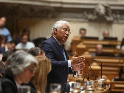 Costa avisa BE e PCP que a prioridade é a revogação da atual lei de Bases da Saúde