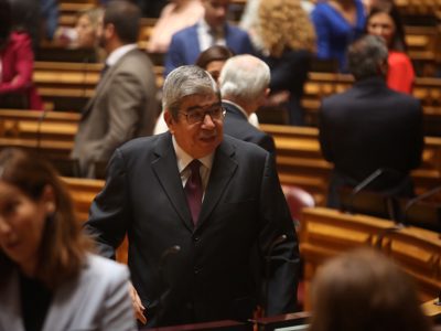 Ferro Rodrigues reeleito presidente da AR
