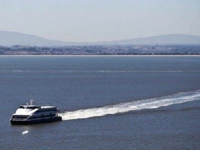 O Governo autorizou a Soflusa, que assegura as ligações fluviais entre o Barreiro e Lisboa, a gastar dez milhões de euros na manutenção dos navios entre 2020 e 2022, foi hoje publicado em Diário da República. De acordo com a portaria, a Soflusa tem “necessidade de aquisição de serviços de manutenção global dos navios”, pelo que o Ministério das Finanças e o do Ambiente e Transição Energética decidiram autorizar a repartição de encargos “até ao montante global estimado de dez milhões de euros”. Um valor, que, segundo o documento, será repartido “por ano económico”, permitindo que a Soflusa gaste três milhões de euros em manutenção nos anos de 2020 e 2021, respetivamente, e quatro milhões de euros em 2022. Ainda assim, refere a nota, “as importâncias fixadas para os anos de 2021 e 2022 poderão ser acrescidas do saldo que se apurar na execução orçamental do ano anterior”. Numa resposta escrita enviada à agência Lusa, a empresa de transporte fluvial afirmou que o valor atribuído “permitirá a continuidade dos serviços de manutenção da frota da Soflusa, os quais são assegurados externamente, até ao ano de 2022”. “A portaria autoriza a Soflusa a gastar aquele valor para adquirir prestação de serviços de manutenção. O apoio aos navios é feito por um prestador de serviços e é algo que é feito de forma constante”, explicou. Em 2017, o Governo aprovou um investimento de dez milhões de euros para o plano de manutenção da frota de navios da Transtejo e Soflusa (cinco milhões para cada), no entanto, segundo a administração das duas empresas, trata-se de verbas distintas. “Entre 2015 e 2016 houve um desinvestimento e o Orçamento do Estado não deu verbas suficientes para grandes reparações” e alguns navios acabaram por avariar, explicou a administração da Soflusa, acrescentando que “o objetivo da verba de 2017 foi de permitir” repará-los.